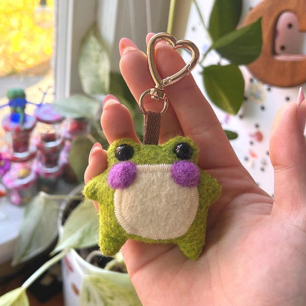 ✨🐸 Twig the Pocket Frog Keychain – Your Tiny Travel Companion 🐸