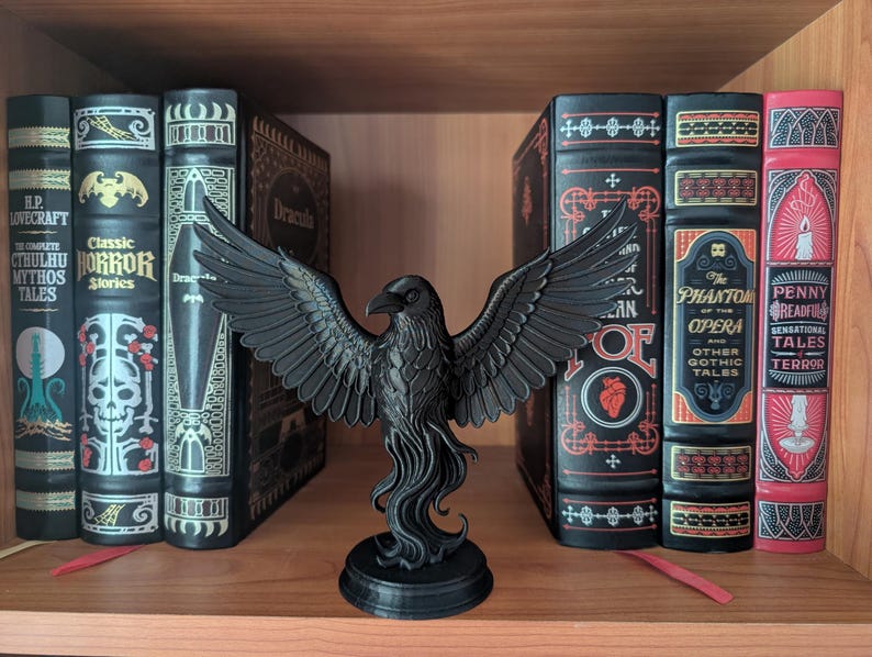 🖤 Black Raven Statue on Plinth – Outstretched Wings Gothic Decor&nbsp;