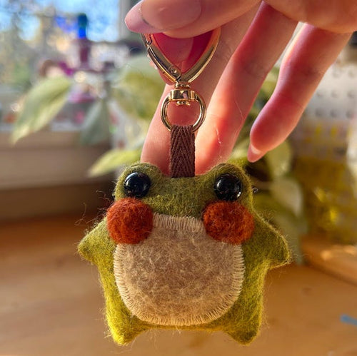 ✨🐸 Twig the Pocket Frog Keychain – Your Tiny Travel Companion 🐸