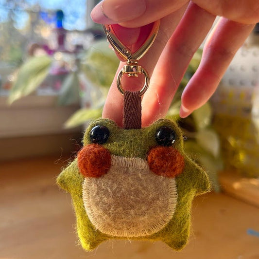 ✨🐸 Twig the Pocket Frog Keychain – Your Tiny Travel Companion 🐸