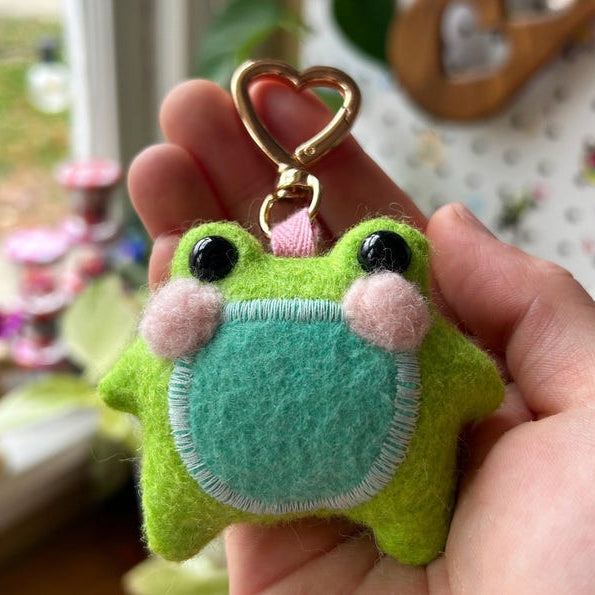 ✨🐸 Twig the Pocket Frog Keychain – Your Tiny Travel Companion 🐸
