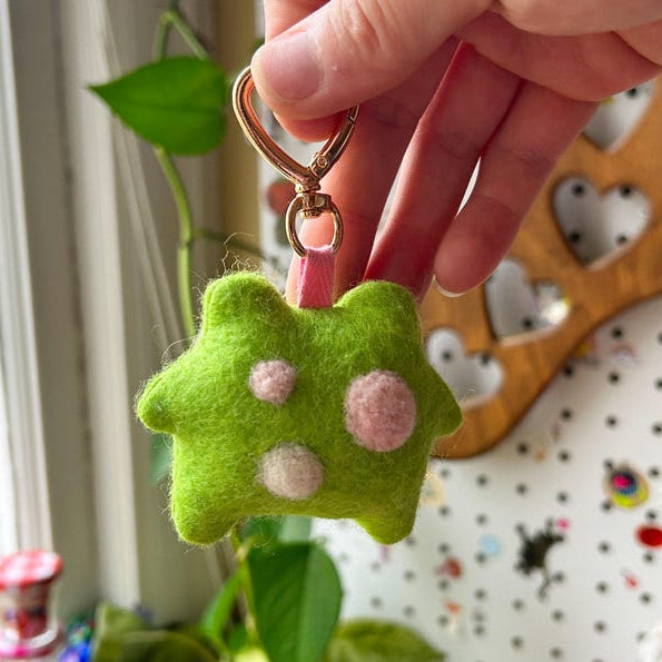 ✨🐸 Twig the Pocket Frog Keychain – Your Tiny Travel Companion 🐸