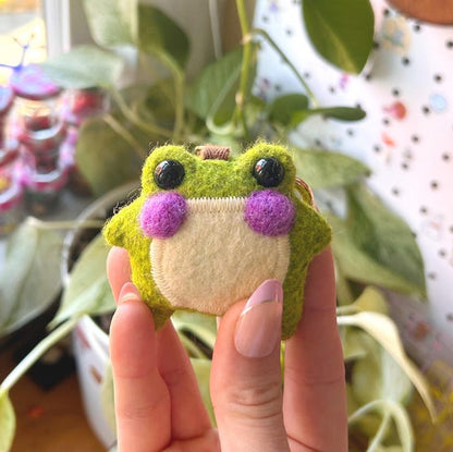 ✨🐸 Twig the Pocket Frog Keychain – Your Tiny Travel Companion 🐸