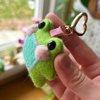 ✨🐸 Twig the Pocket Frog Keychain – Your Tiny Travel Companion 🐸