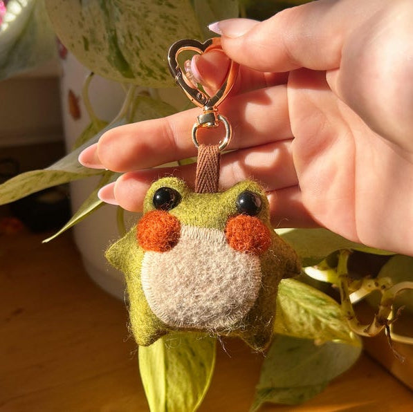 ✨🐸 Twig the Pocket Frog Keychain – Your Tiny Travel Companion 🐸