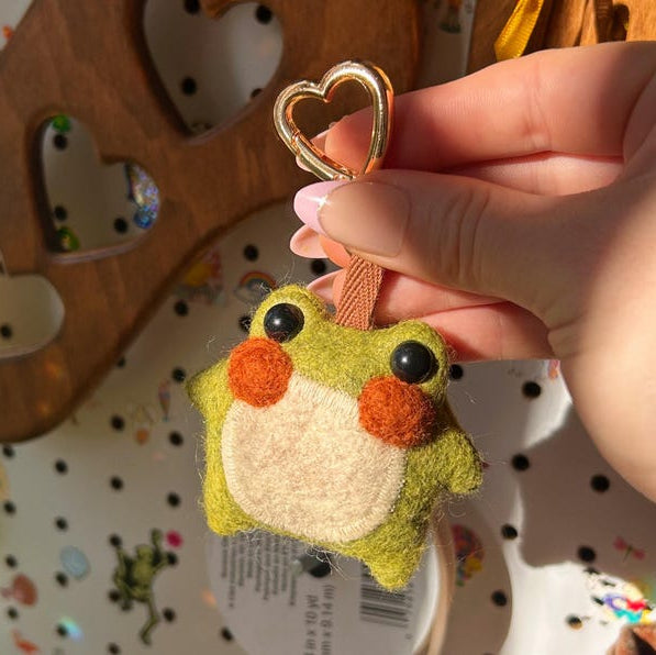 ✨🐸 Twig the Pocket Frog Keychain – Your Tiny Travel Companion 🐸
