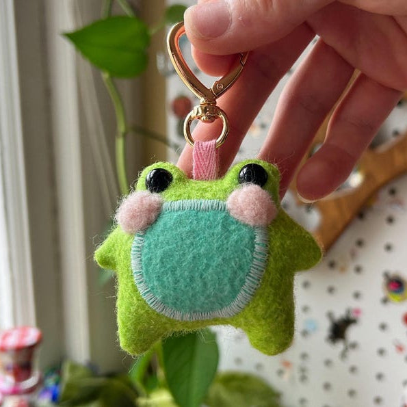 ✨🐸 Twig the Pocket Frog Keychain – Your Tiny Travel Companion 🐸