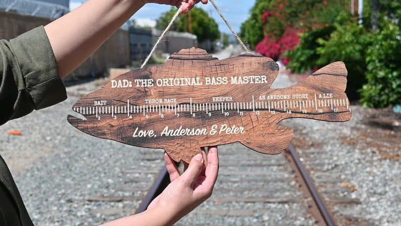 Personalized Fishing Ruler Sign for Dad or Grandpa – “We Hooked the Best!”