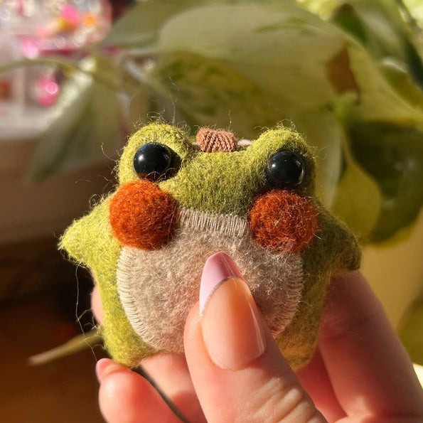 ✨🐸 Twig the Pocket Frog Keychain – Your Tiny Travel Companion 🐸