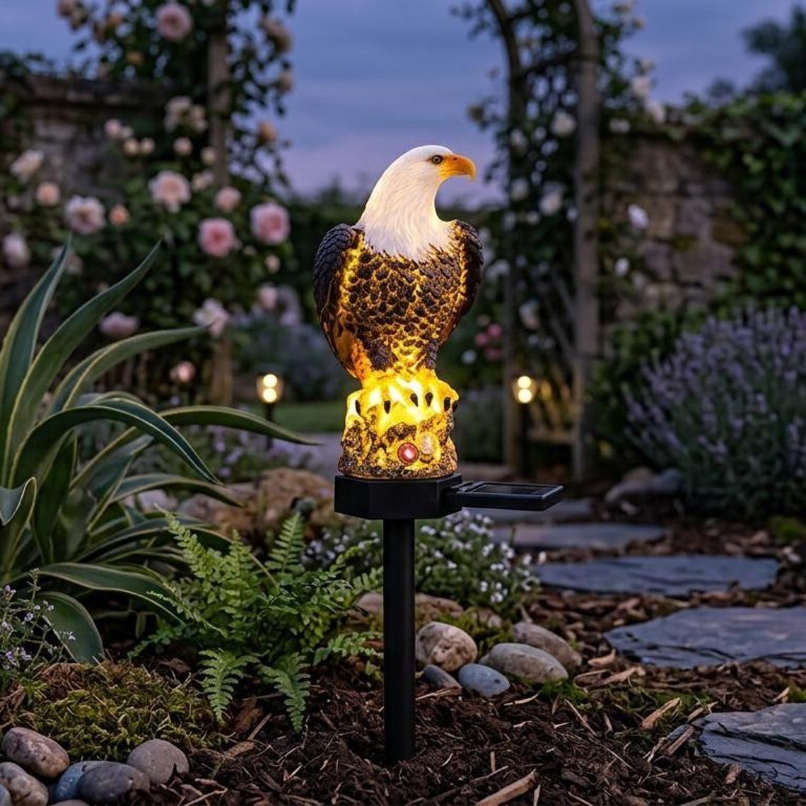 🦅 Solar Bald Eagle Garden Stake Light – Patriotic Yard Decor