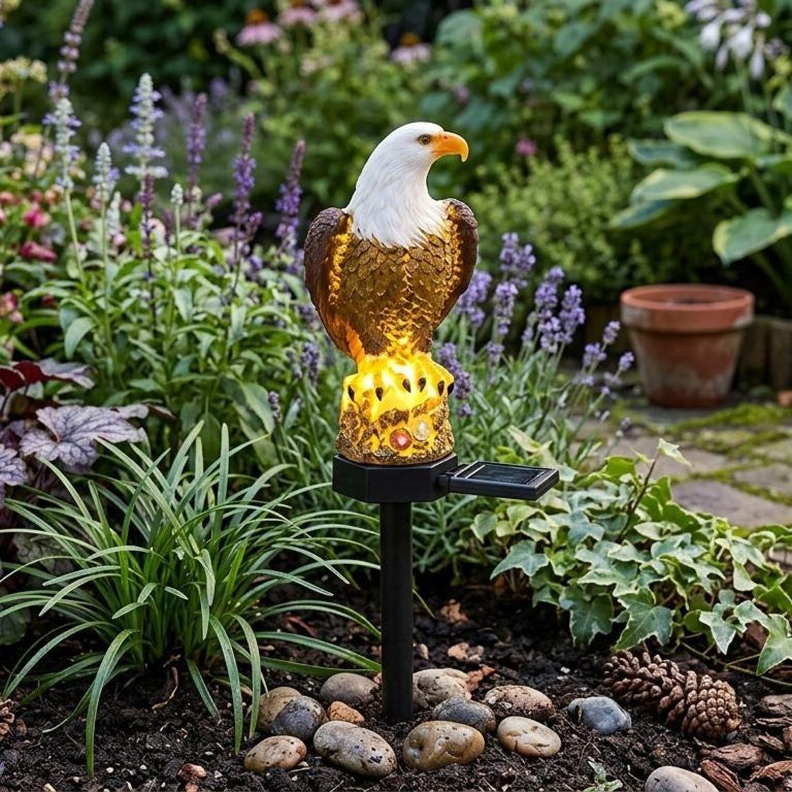 🦅 Solar Bald Eagle Garden Stake Light – Patriotic Yard Decor